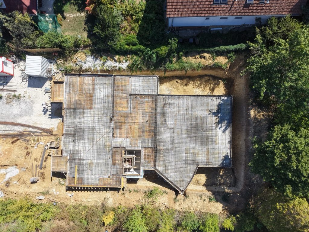 A teljes födém vasszerelése madártávlatból, a telek beépítési kontúrjával, Kinizsi Pál utca
