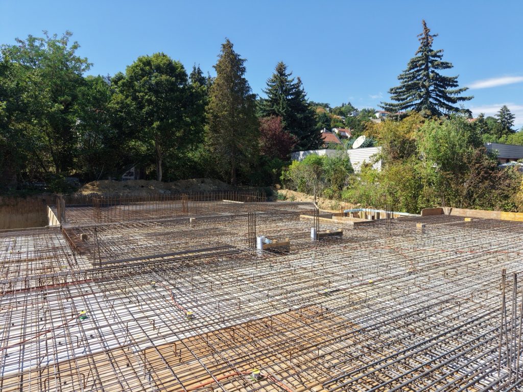 Monolit vasbeton födém kész vasszerelése betonozás előtt, budai panorámával, Kinizsi Pál utca