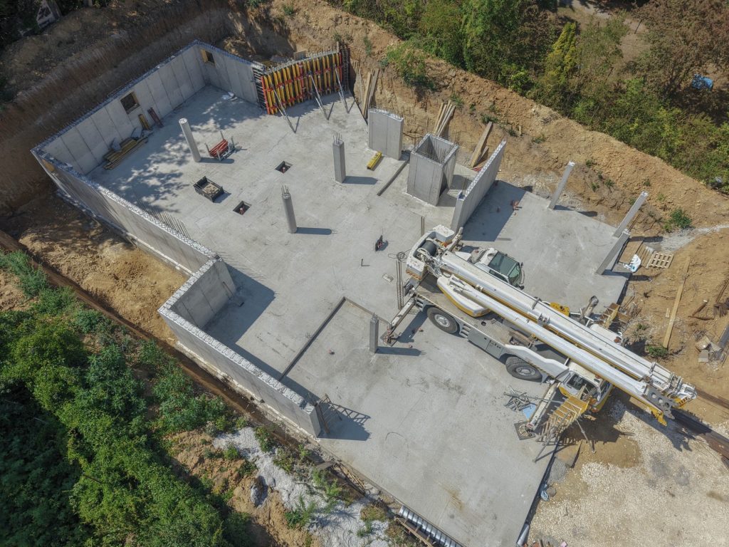 Monolit vasbeton födém betonozása betonpumpával, madártávlati drónfelvételen, Kinizsi Pál utca