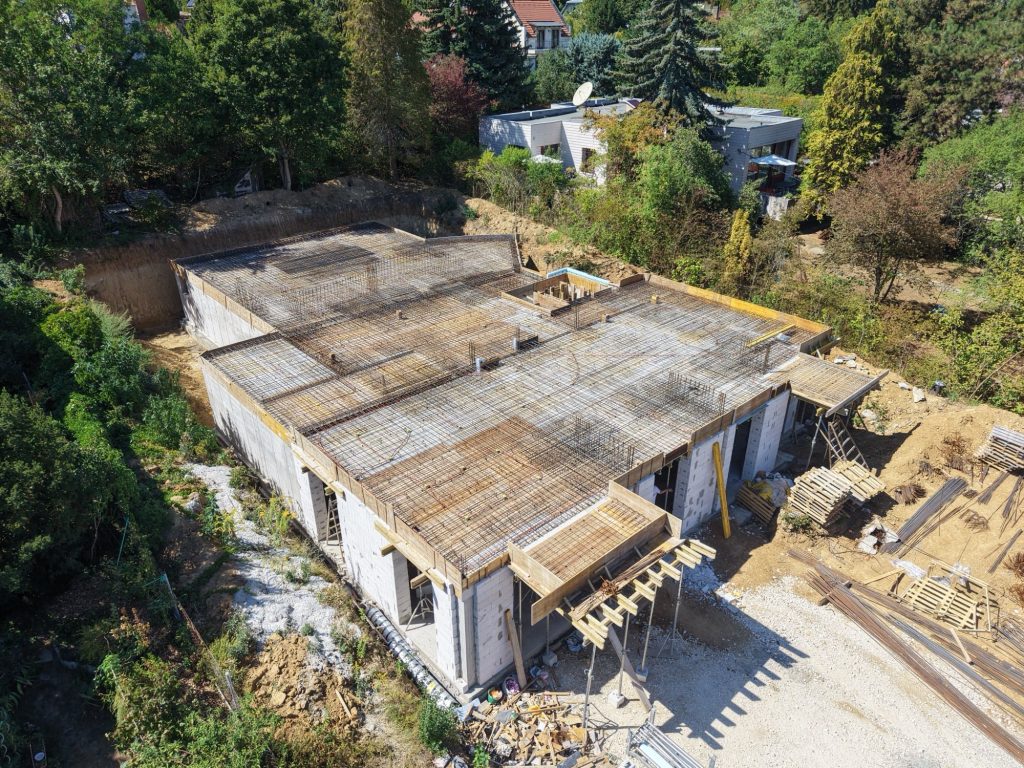Az épülő lakóépület szerkezete drónfelvételen, a födém zsaluzatával és alátámasztásával, Kinizsi Pál utca