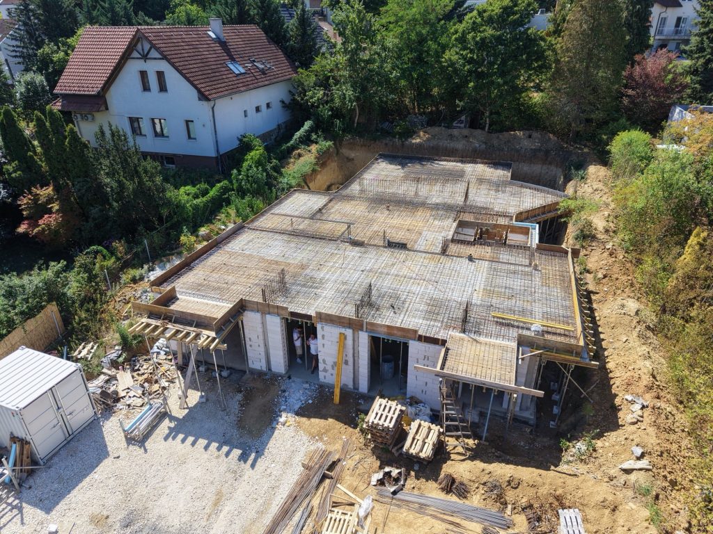 Az épülő lakóépület monolit szerkezete madártávlatból, a szűk beépítési környezetben, Kinizsi Pál utca