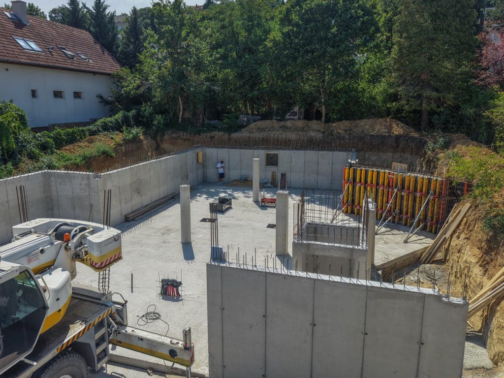 Vasbeton lemezalap a felmenő pillérekkel és a telekhatáron futó támfallal, Kinizsi Pál utca