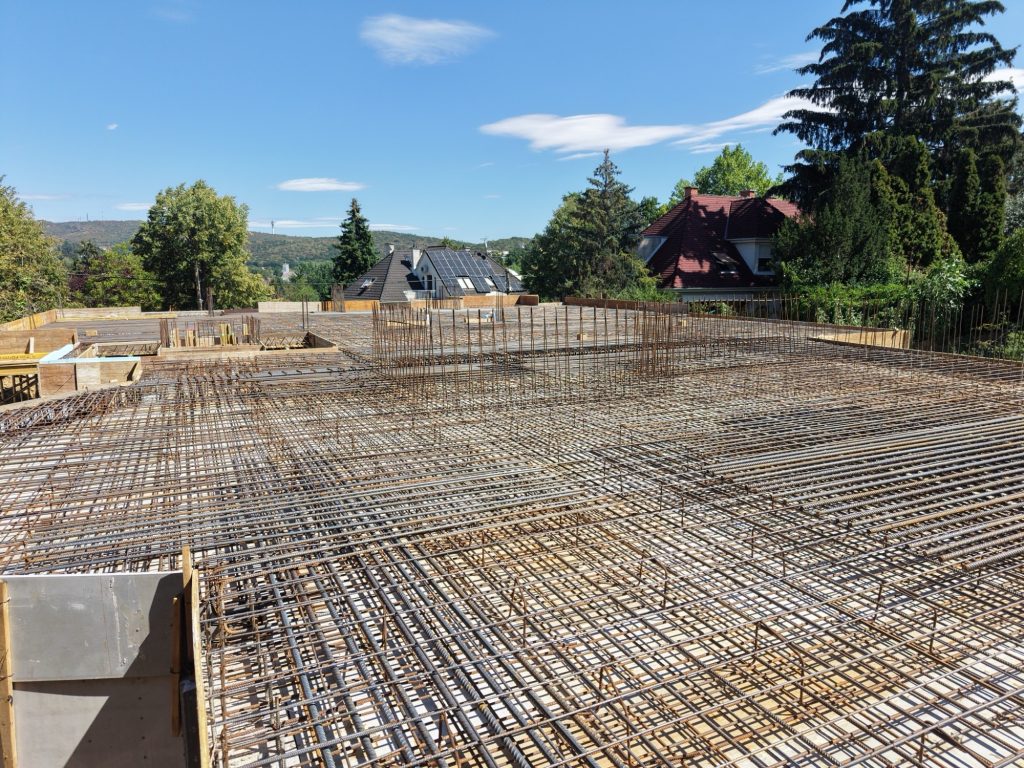 Betonozásra előkészített, vasalt födémmező a szomszédos budai házak felé nézve, Kinizsi Pál utca