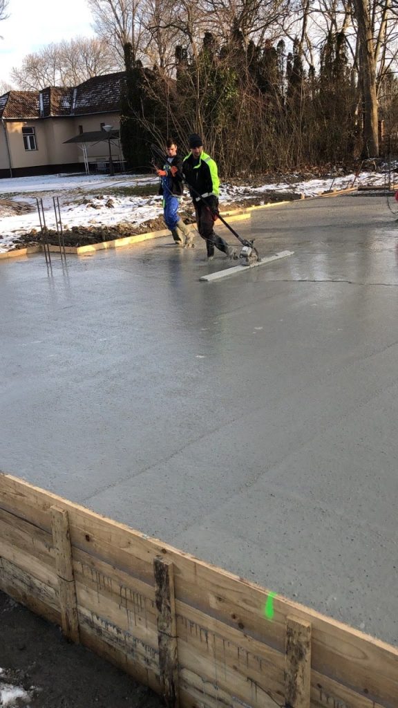 Frissen betonozott, lehúzott alaplemez-felület a zsaluzott szegéllyel, Balatonboglár