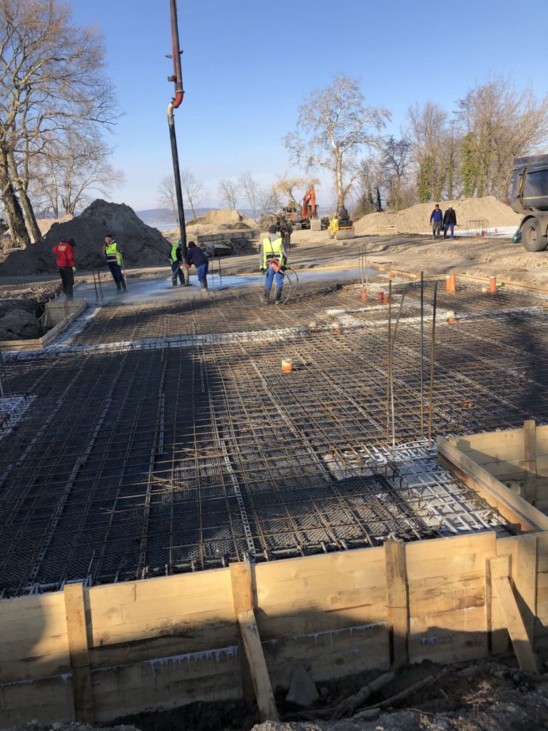 Alaplemez alsó és felső vasalása zsaluzott szélek között, háttérben a betonpumpa gémje, Balatonboglár
