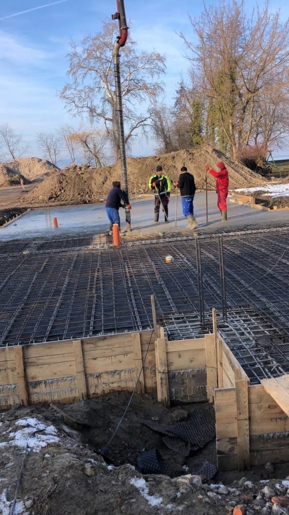 Alaplemez vasalása téli munkaterületen, a zsaluzott szegély mentén, Balatonboglár