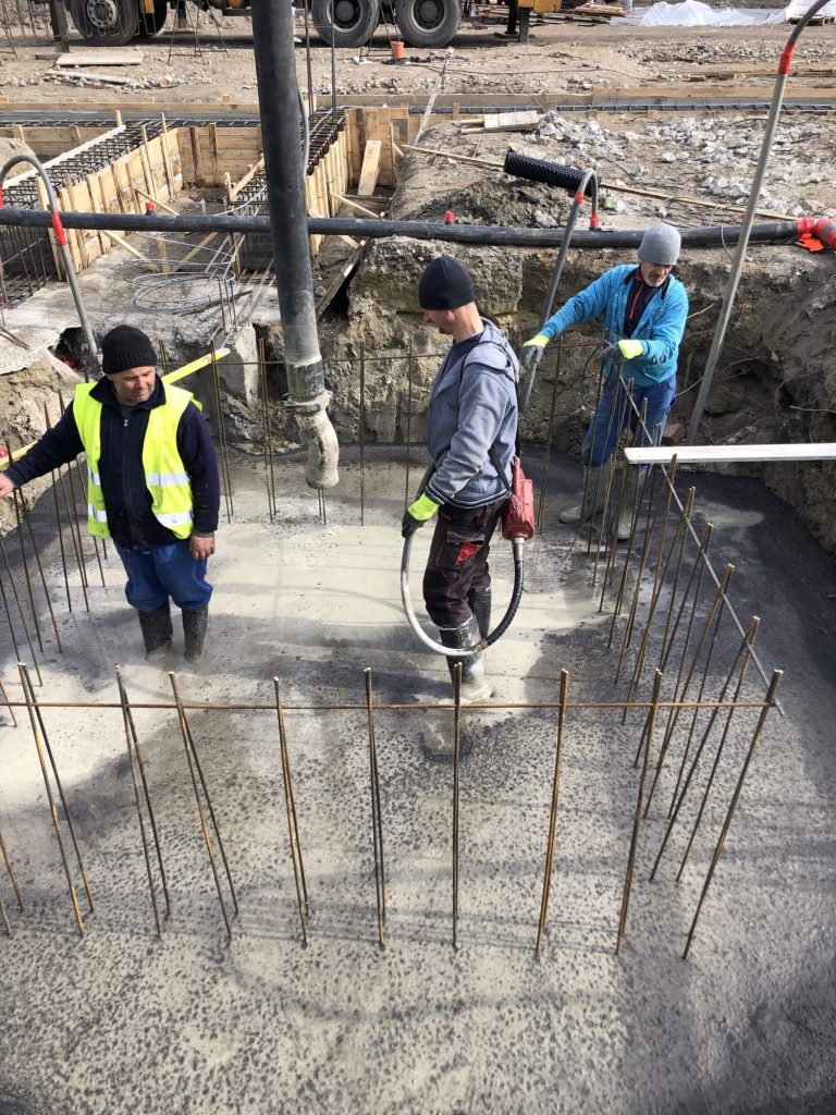 Friss beton bedolgozása merülővibrátorral, az indulóvasak a helyükön, Balatonboglár