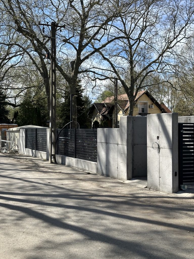 A látszóbeton kerítés és a bejárati kapu utcaképe, Balatonboglár
