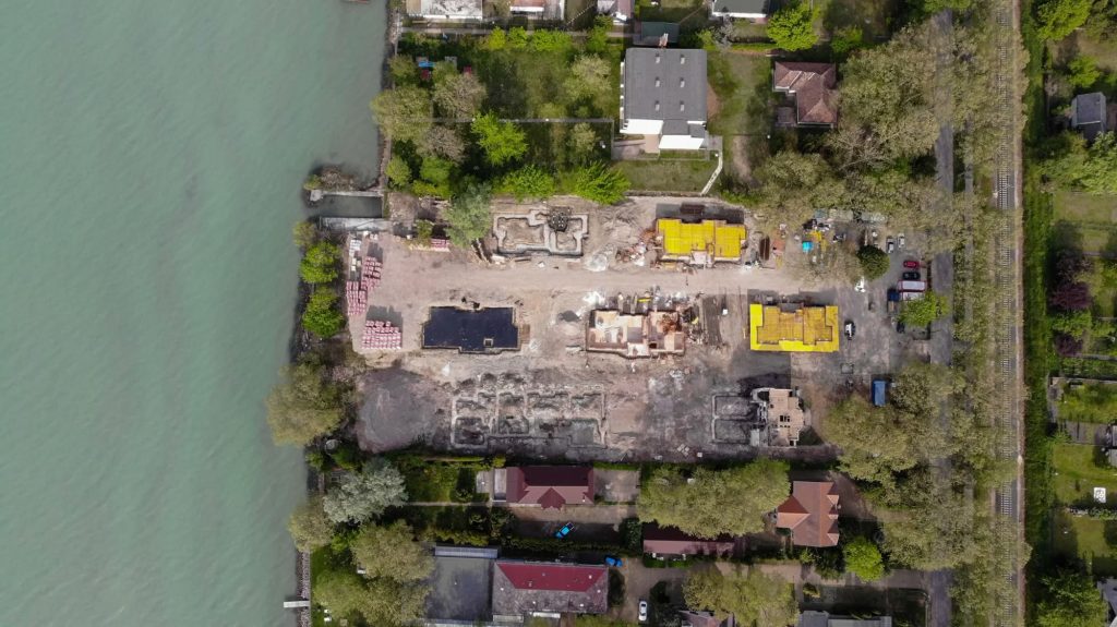 Az épülő villapark alapozási munkái madártávlatból, közvetlenül a Balaton partján, Balatonboglár