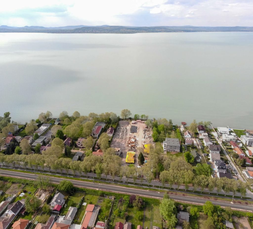 A munkaterület és Balatonboglár látképe a Balatonnal, drónfelvételen