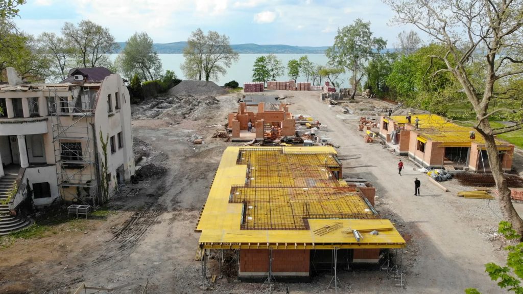 Zsaluzott födémtábla és a felmenő falazott szerkezetek, háttérben a Balaton, Balatonboglár