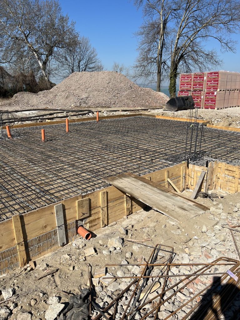 Lemezalap vasszerelése zsaluzott szélekkel, betonozás előtt, Balatonboglár