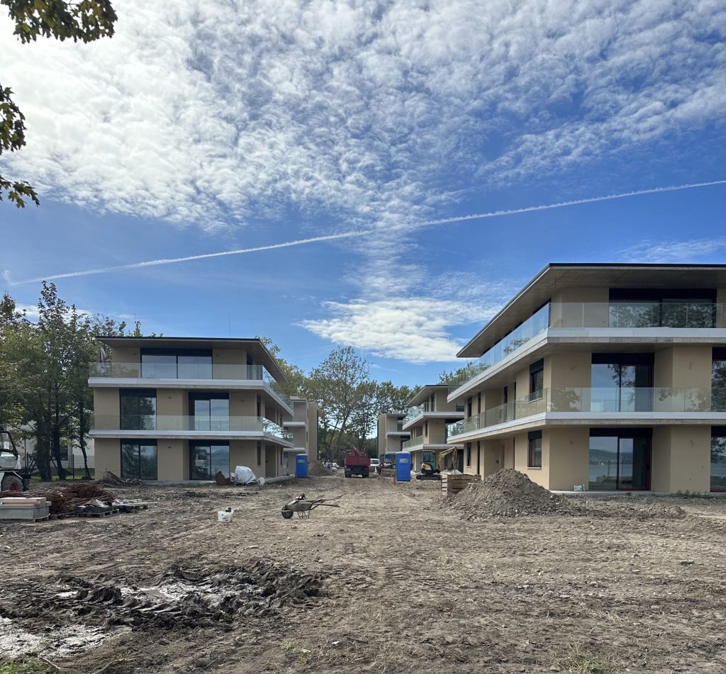 A Terra villapark épületei a befejező munkák idején, Balatonboglár