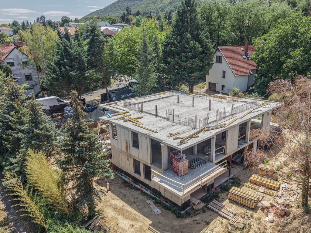 Kétszintes monolit vasbeton szerkezet panorámás óbudai telken, drónfelvételen, Testvérhegyi utca